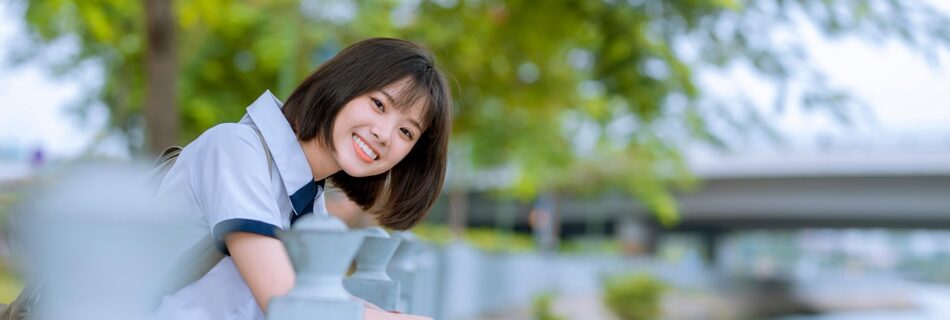 jeune étudiante regardant vers l'avenir