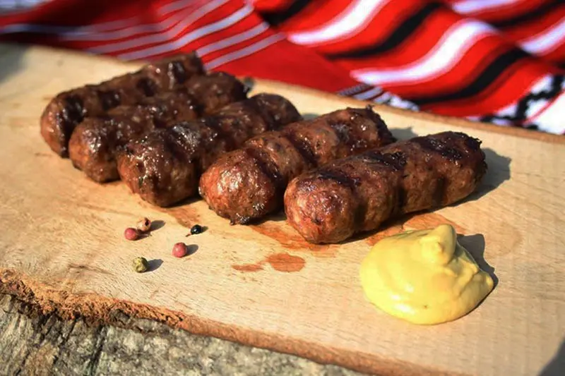 saucices mici de roumanie au barbecue