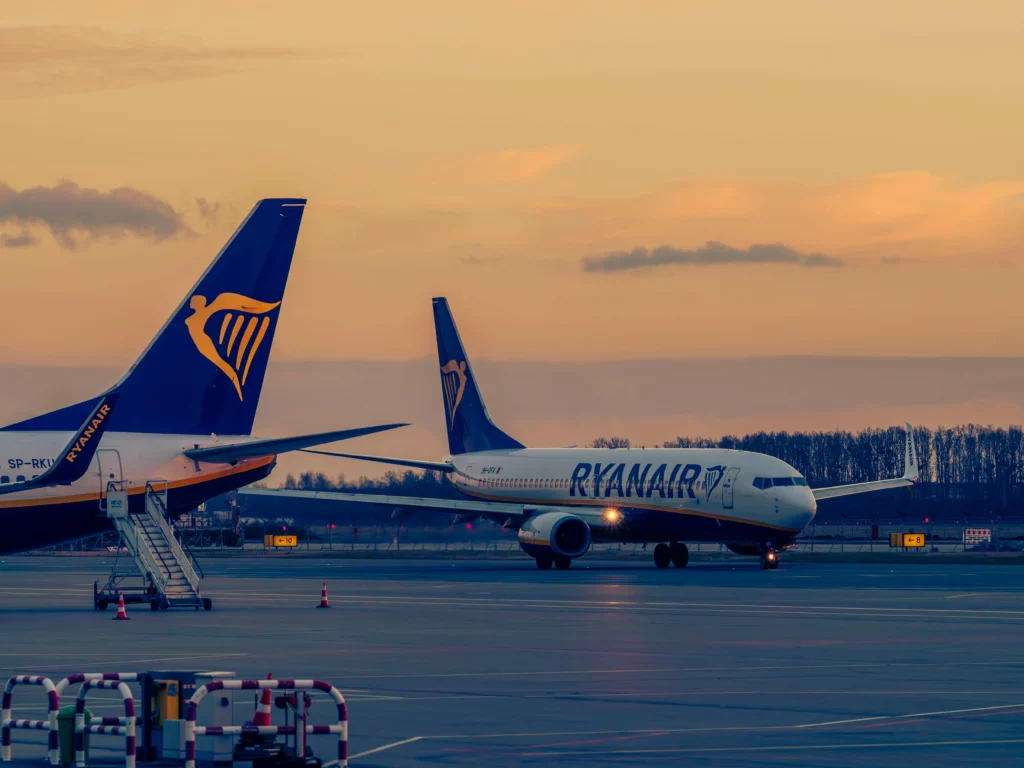 avions ryanair en mouvement prêt à voyager vers la roumanie