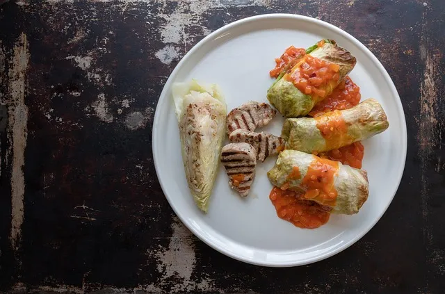 plat de choux farcis appelé sarmale en roumanie