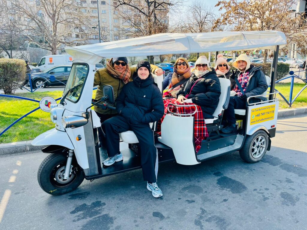 visiter la ville de bucarest en tuktuk