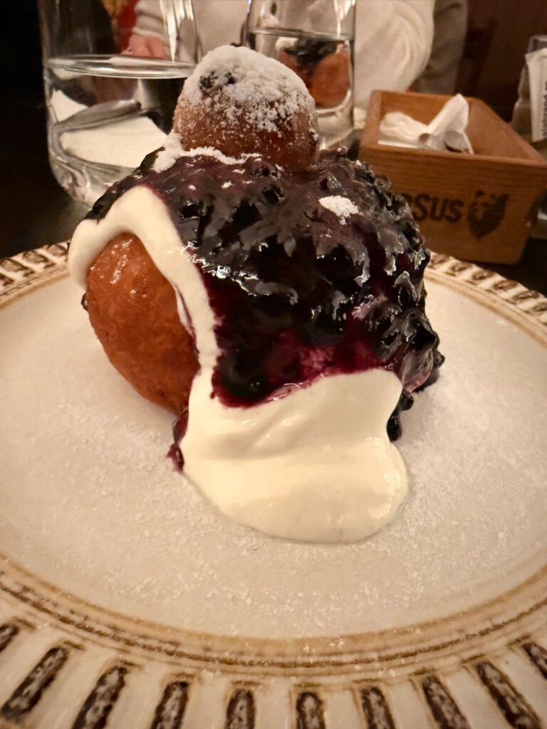 Papanasi ou beignet roumain 